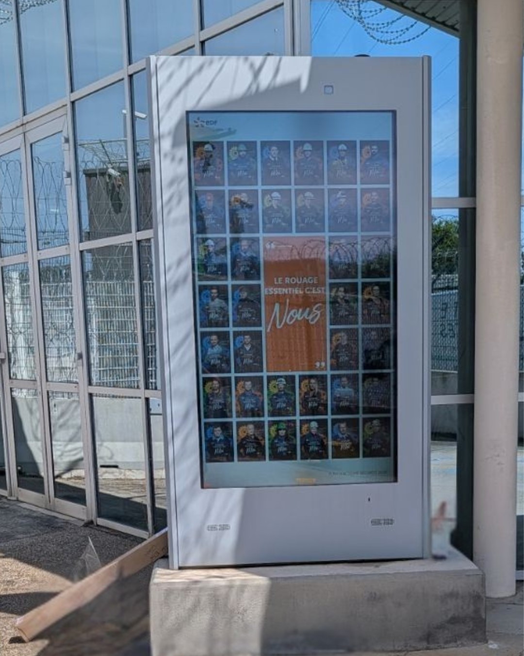 Totem outdoor 75 pouces installé par Pixel Impact sur le site EDF de Pierrelatte