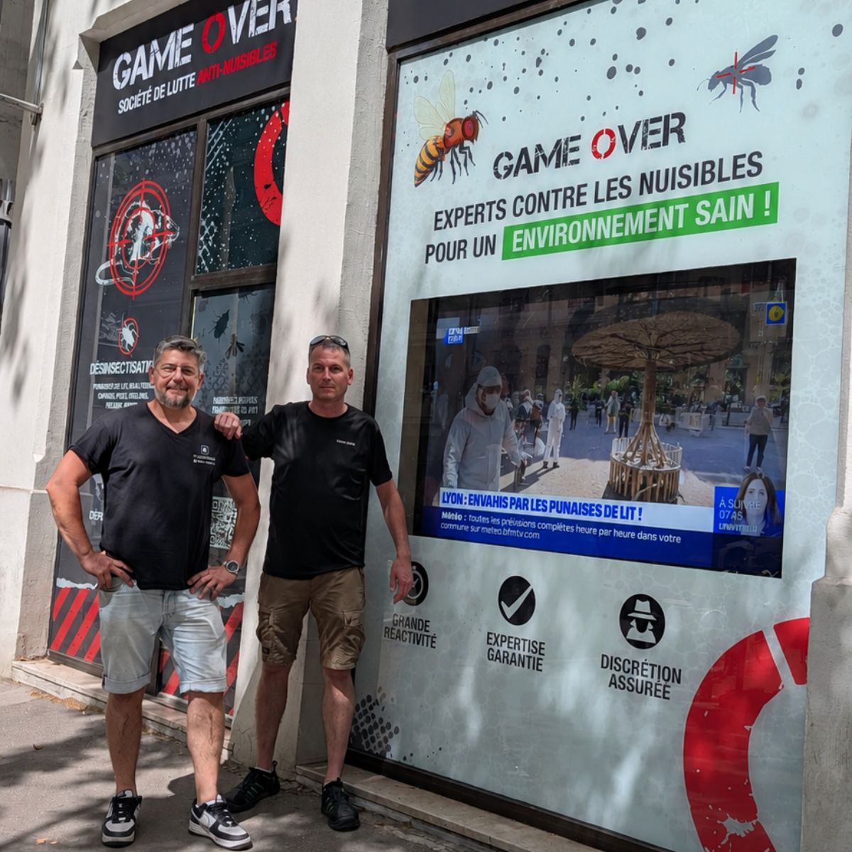 Écran vitrine haute luminosité de 75 pouces installé chez Game Over à Lyon, spécialiste de la lutte contre les nuisibles
